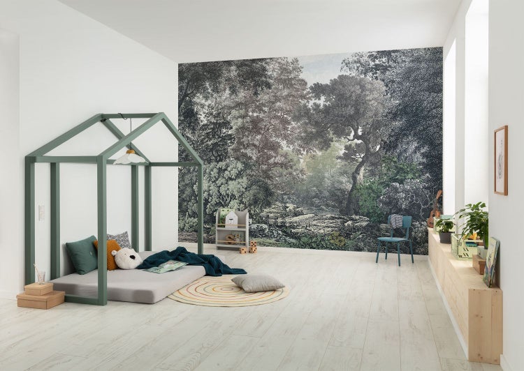 Kinderzimmer mit Waldtapete, Hausbett und Regalen für Spielzeug