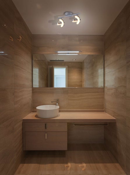 Modernes Badezimmer mit Waschbecken, Unterschrank und Spiegel