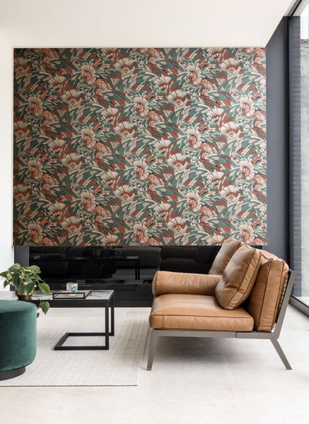 Zwei Stapel grauer Kunststoffboxen