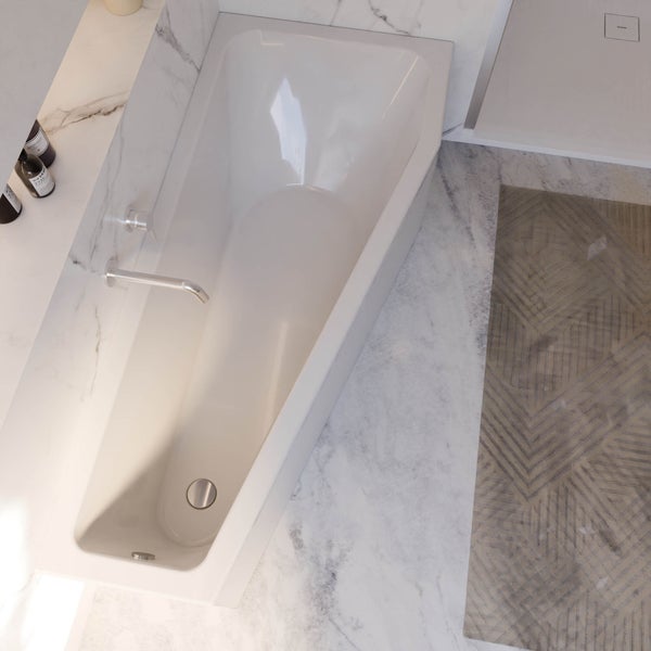 Aufsicht auf eine Badewanne, Armatur und Duschwanne in einem Badezimmer mit Marmorfliesen