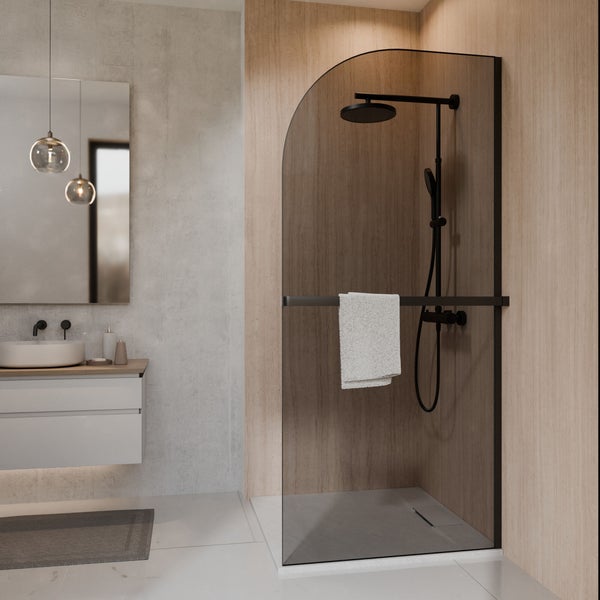 Modernes Badezimmer mit begehbarer Dusche, gebogener Glasduschwand, schwarzer Duscharmatur, Holzoptik-Wandpaneelen und weißem Waschtisch.