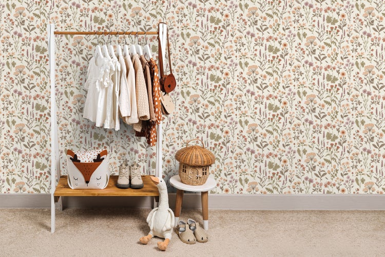 Kinderzimmer mit Kleiderständer, Kindermode, Spielzeug und Blumentapete