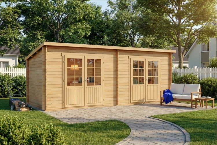 Großes Gartenhaus aus Holz mit Pultdach und zwei Glastüren auf einer gepflasterten Terrasse in einem hellen, organisierten Garten.