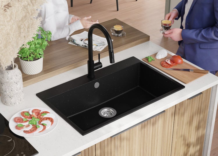 Schwarzes Küchenspülbecken mit Armatur in einer hellen Küche.