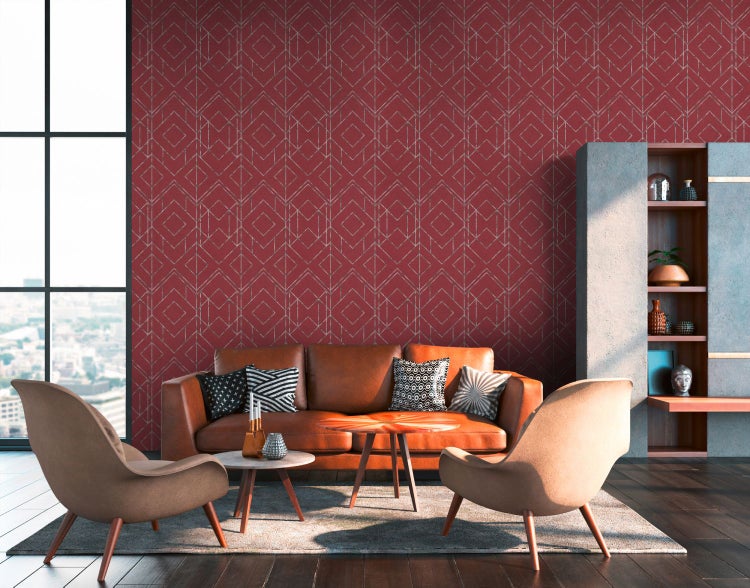 Wohnzimmer mit Sofa, Sesseln, Tischen, Regal und geometrischer Tapete
