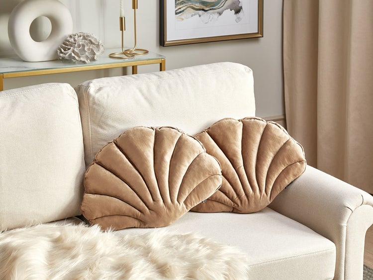 Dekokissen Muschelform Samtstoff sandbeige 47 x 35 cm 2er Set CONSOLIDA