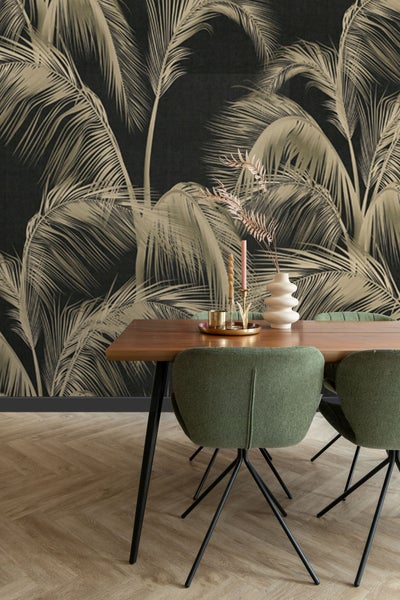 Esszimmer mit Holztisch, grünen Stühlen und Palmenmuster-Tapete