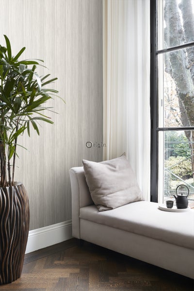Heller Raum mit gemusterter Tapete, Liege und Zimmerpflanze in dekorativem Topf