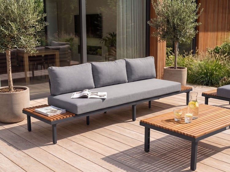 Maßskizze eines Lounge Sofas mit Gartenbank Element, inklusive Sitzkissen und Rückenpolstern, mit allen relevanten Abmessungen in Zentimetern.