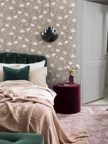 Eine Rolle Fensterfolie wird von einer Person gehalten.