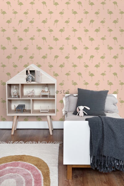 Kinderzimmer mit Flamingotapete, Spielzeugregal in Hausform und Bett mit Kissen und Decke