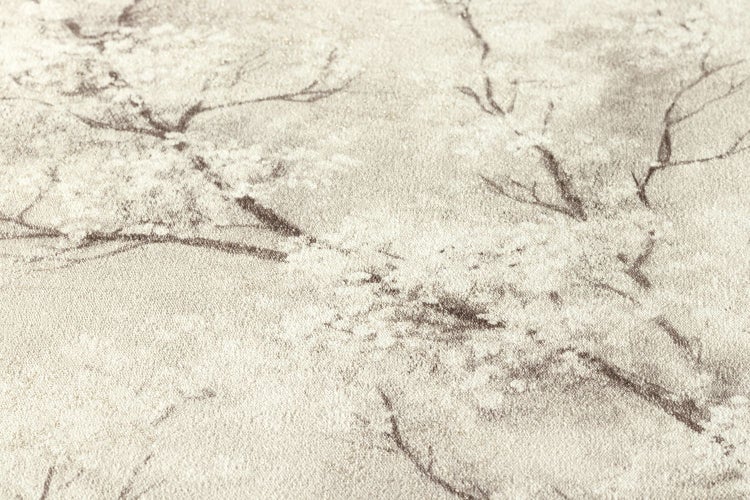 Dekoratives Wohnzimmer mit gemusterter Tapete, Sofa, Sessel und Accessoires