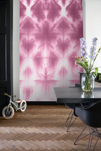 ESTAhome Fototapete wandfüllendes Tie-Dye Shibori Muster Tiefrosa - 100 x 279 cm - 158821