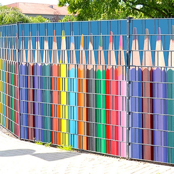 Doppelstabmattenzaun mit Motiv Buntstifte als Sichtschutz