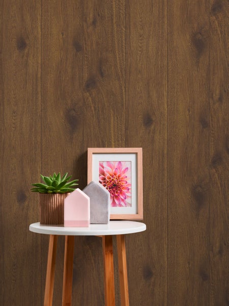 Wohnzimmer mit Sofa, Stehlampe, Hängelampe und Holzwand