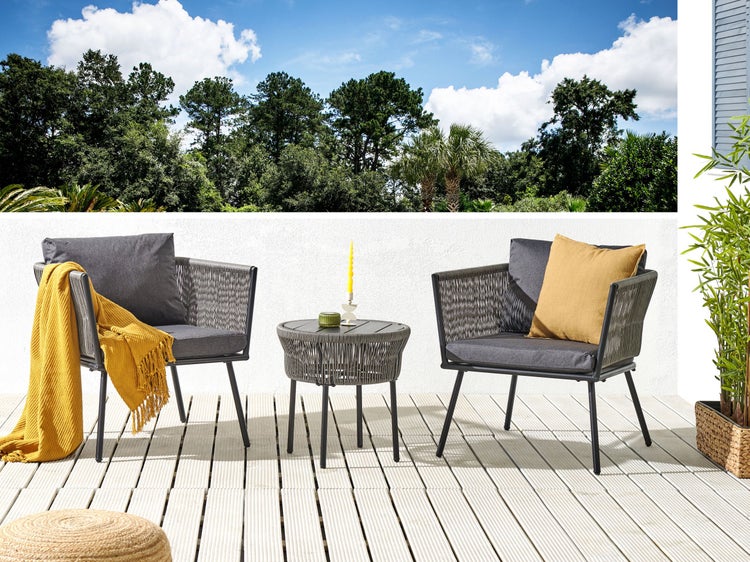 Gartenmöbel-Set mit zwei Stühlen und einem Beistelltisch auf einer Terrasse mit Blick auf Bäume und Himmel