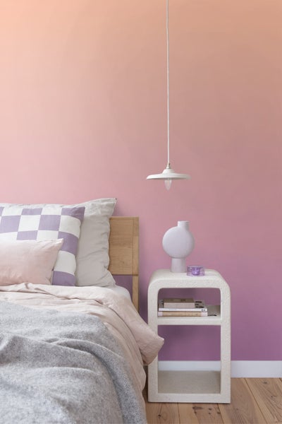 Schlafzimmer mit Bett, Nachttisch und Pendelleuchte