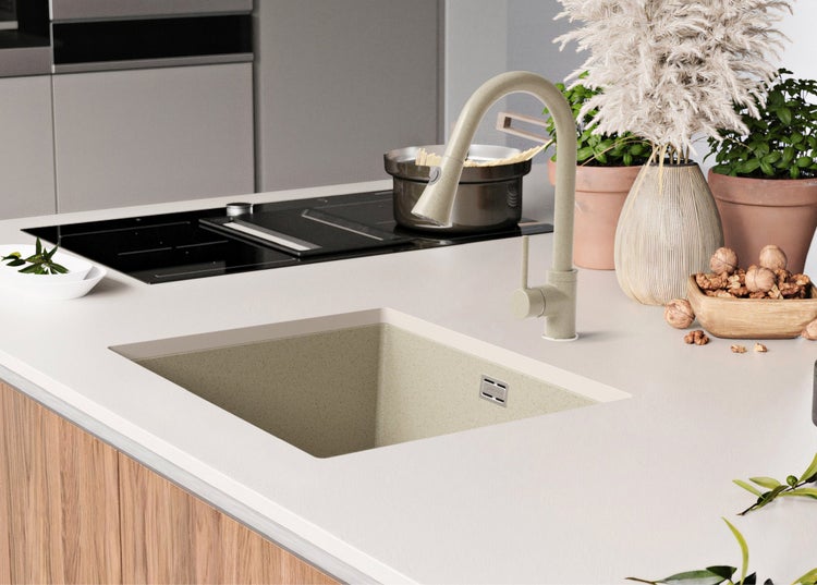 Küchenspüle mit Armatur in einer modernen Küche