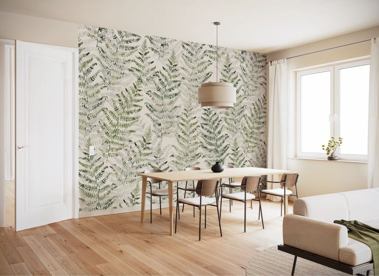 Esszimmer mit Esstisch, Stühlen und Wandtapete mit Farnmuster für ein helles Ambiente.