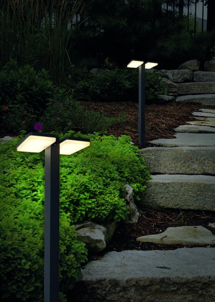 Beleuchteter Gartenweg mit zwei Wegeleuchten