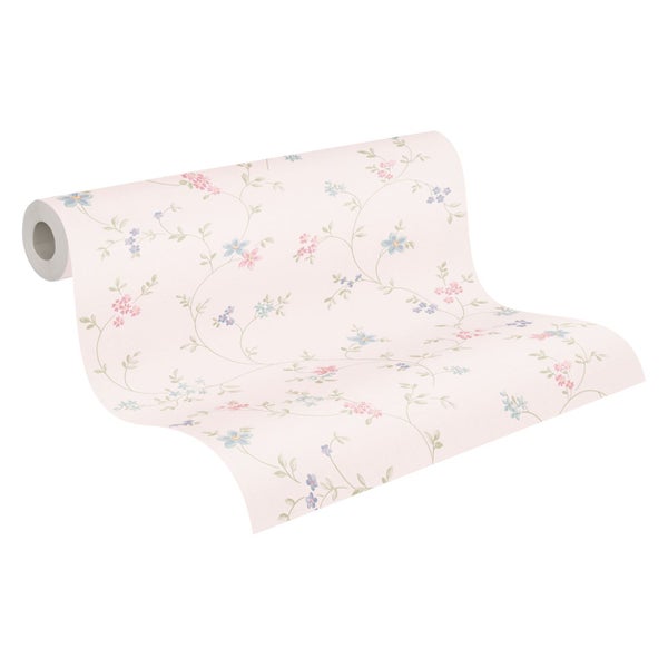 Küchenspüle mit Armatur, Gemüseschneider, Olivenölflaschen und Kräutertöpfen auf einer Küchentheke