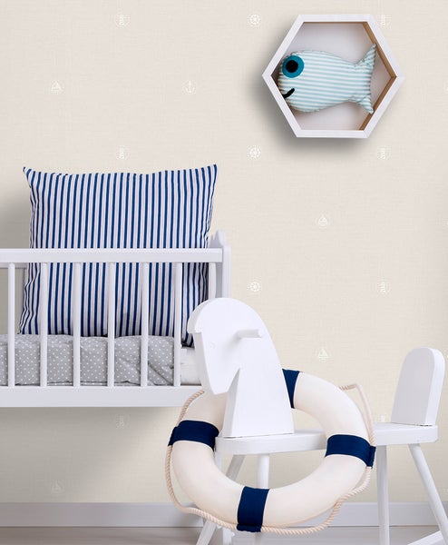 Kinderzimmer mit Tapete mit maritimen Motiven, Babybett und dekorativen Elementen