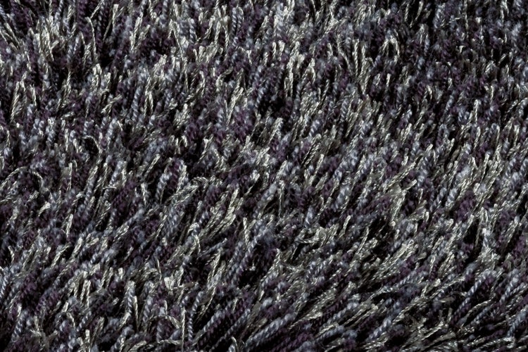 Detailaufnahme eines Hochflor-Teppichs mit weichen, langen Fasern.