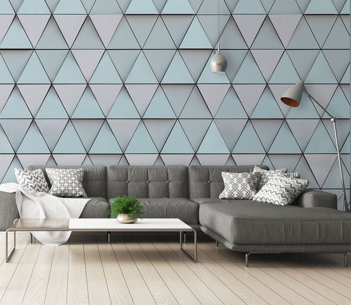 Wohnzimmer mit grauer Couch, dreieckiger Wand und Stehlampe