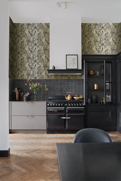 Küche mit Tapete mit Blattmuster, Herd und Küchenschrank