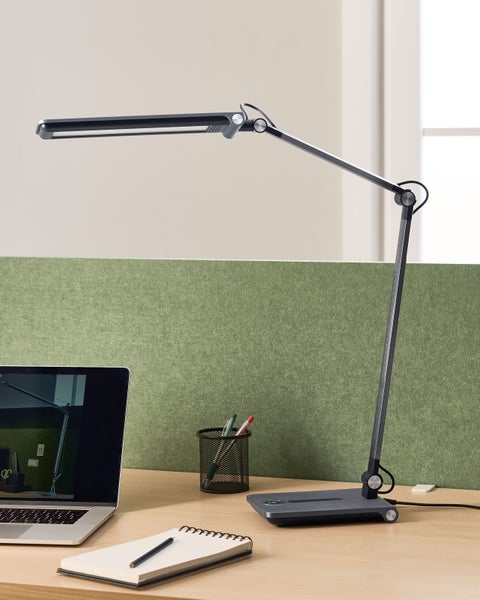 Schreibtischszene mit LED Schreibtischleuchte, Laptop und Notizblock