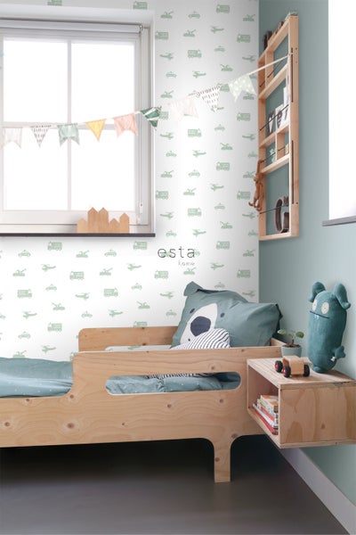 Kinderzimmer mit Holzbett, Regal und Spielzeug vor Tapete mit Fahrzeugmotiven