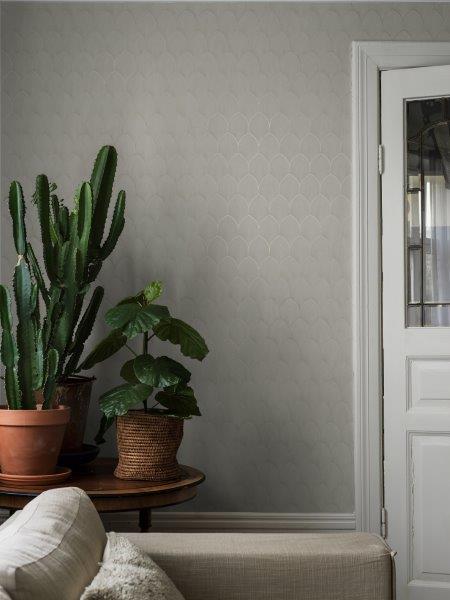 Nahaufnahme einer Weigelienpflanze mit roten Blüten und grünen Blättern.