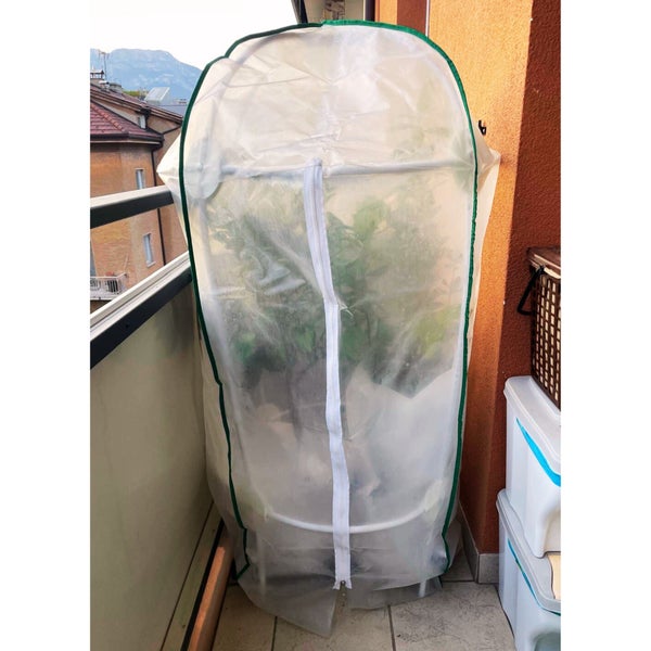 Pflanzenschutzhaube mit Reißverschluss zum Schutz von Pflanzen im Garten