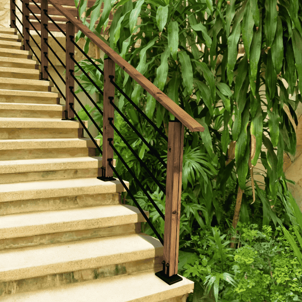 Treppengeländer mit Holzhandlauf, Holzpfosten und horizontalen schwarzen Metallstäben auf einer hellen Steintreppe im Garten.