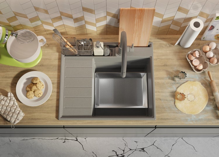 Küchenszene mit Spüle, Armatur, Teig, Keksen und Küchenutensilien von oben