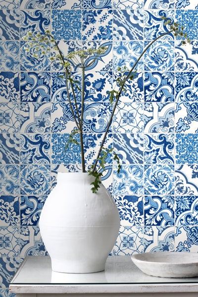 Wandgestaltung mit Fliesen im Vintage-Stil und einer Vase