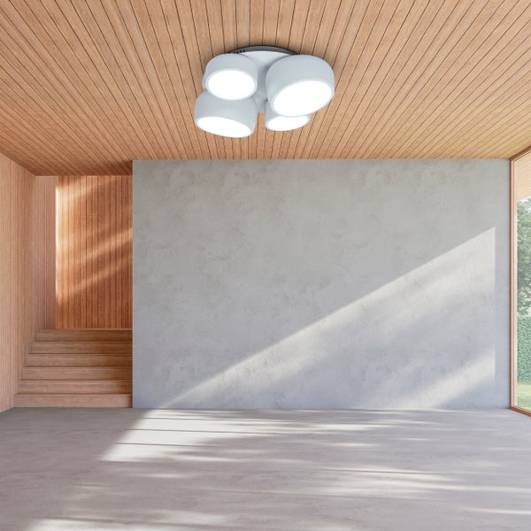 Innenraum mit Holztreppe, Holzverkleidung, Betonwand und Deckenleuchte