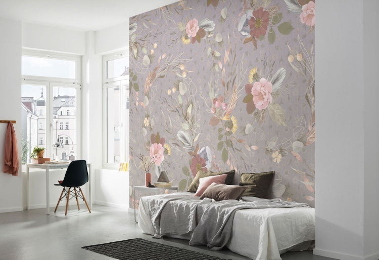 Wohnraum mit floral gemusterter Tapete, Bett und Arbeitsbereich.