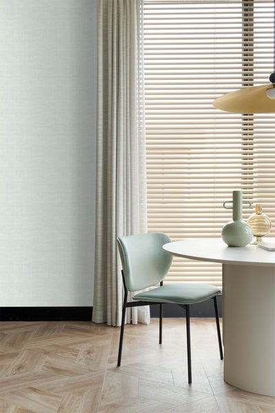 Helle und einladende Esszimmerszene mit Stuhl, Tisch und Vorhängen