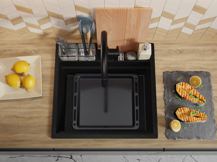 Spüle mit Zubehör und Lebensmitteln in einer Küchenszenenansicht von oben.