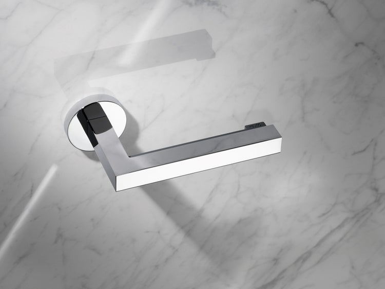 Moderner Türdrücker von Keuco mit eckigem Design, montiert auf einer runden Rosette vor einer hellen Steinoptik.