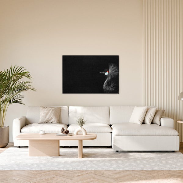 Wohnzimmer mit Sofa, Tisch und einem Wandbild, das einen Vogel zeigt