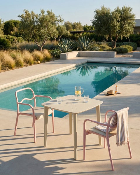 Gartenszene mit Pool, Tisch und Stühlen