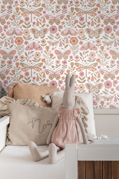 Tapete mit Blumen-, Schmetterlings- und Libellenmuster im Kinderzimmer