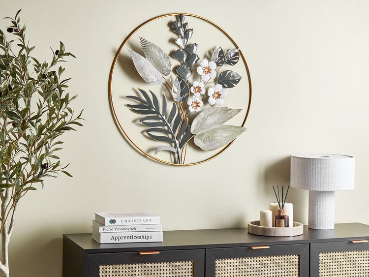 Dekorative Wanddekoration mit Pflanzenmotiven in einem Wohnraum.