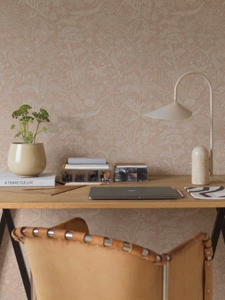 Schlafzimmer mit floraler Tapete, Bett, Nachttisch und offener Tür