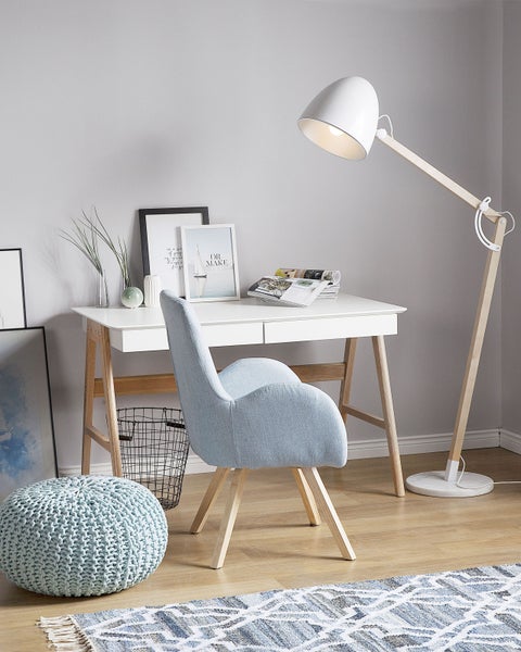 Stehleuchte mit Holzgestell und rundem Fuß