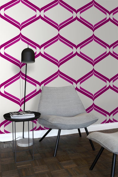 Szene mit gemusterter Tapete, Sessel, Fußhocker und Stehlampe