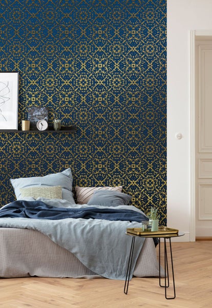Schlafzimmer mit gemusterter Tapete in Gold