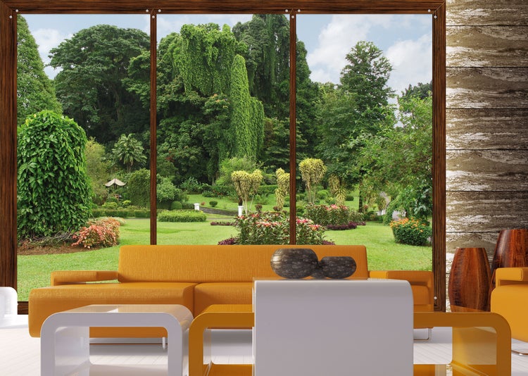 Wohnzimmer mit Blick auf einen üppigen Garten durch ein großes Fenster, das eine helle und entspannende Atmosphäre schafft.